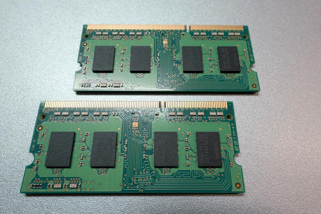 Adaptive memory module with self-organizing data structures and dynamic capacity allocation