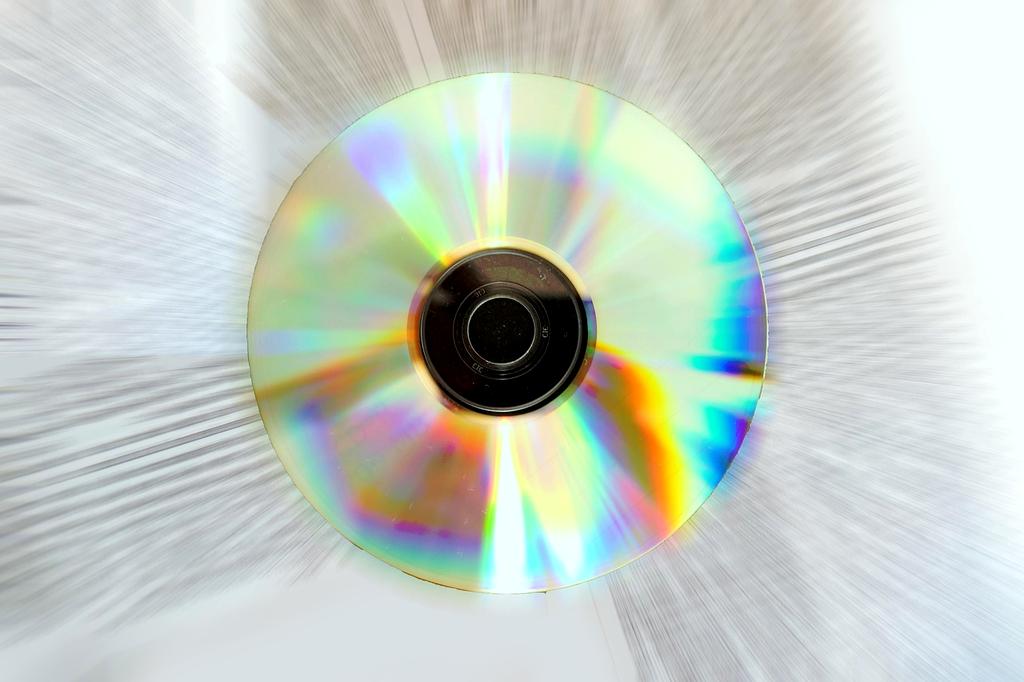 Advanced quantum storage device with holographic data visualization and molecular-level memory components